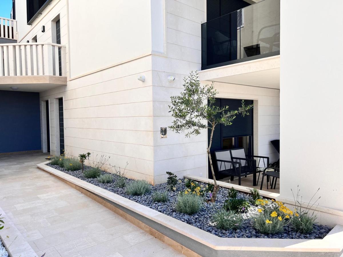Luxury Beachfront Villa Carlisa Чиово Экстерьер фото